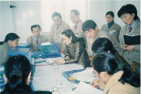 2002年J9集团人废寝忘食搞认证
