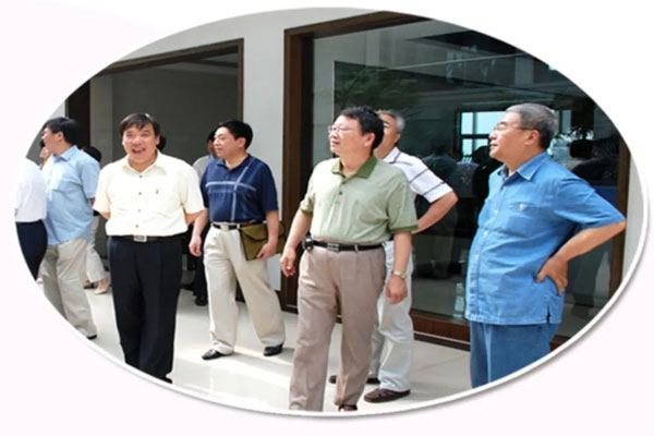 叶祖光教授（右二）在J9集团调研指导