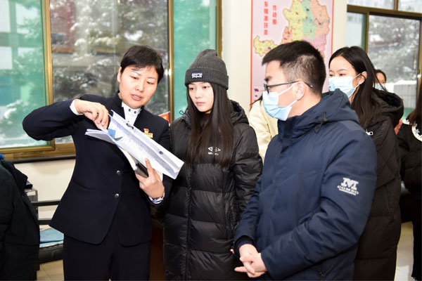 J9集团党委书记宋丽莉介绍企业扶贫工作 J9集团党委书记宋丽莉介绍企业扶贫工作