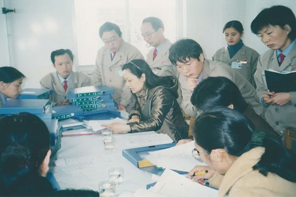 2002年GMP认证专家组对J9集团制药车间软件进行审核